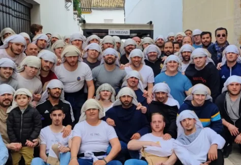 costaleros y capataz semana santa ensayos– Hermandad Humildad y Paciencia, Atado a la Columna y Virgen de la Soledad, Osuna - Semana Santa Sevilla Osuna
