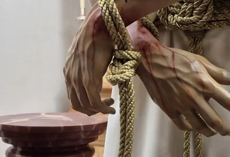 Manos atadas Cristo – Hermandad Humildad y Paciencia, Atado a la Columna y Virgen de la Soledad, Osuna - Semana Santa Sevilla Osuna